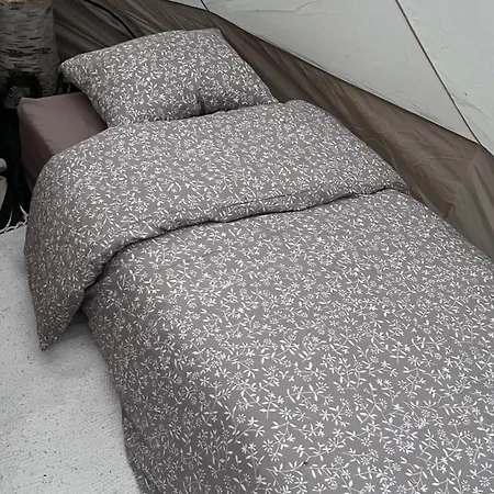 ラグジュアリーテント Elaemyksellinen Majoitus Glamping-teltassa コッコラ