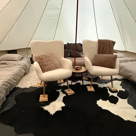 Elaemyksellinen Glamping-teltassa